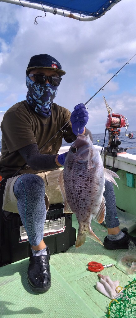 南城市久高島沖の流し釣りテンヤGAMESでシルイュー特大サイズ釣れました。