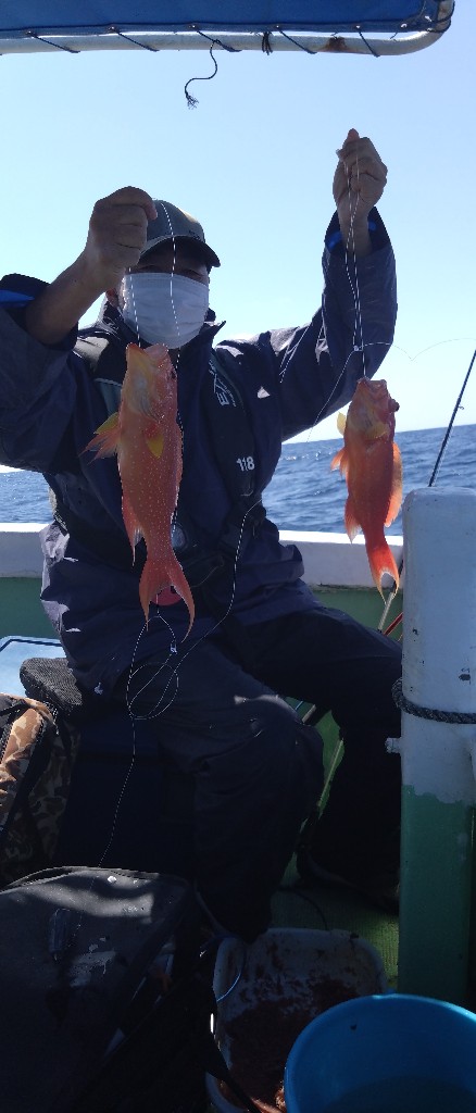 久高島周辺にて流し釣りでナガジューミーバイ等手頃な魚が数多く釣れました。数釣りするなら流しが一番です。